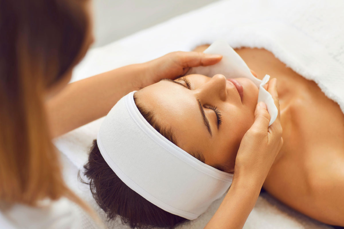 Mujer recibiendo relajante tratamiento