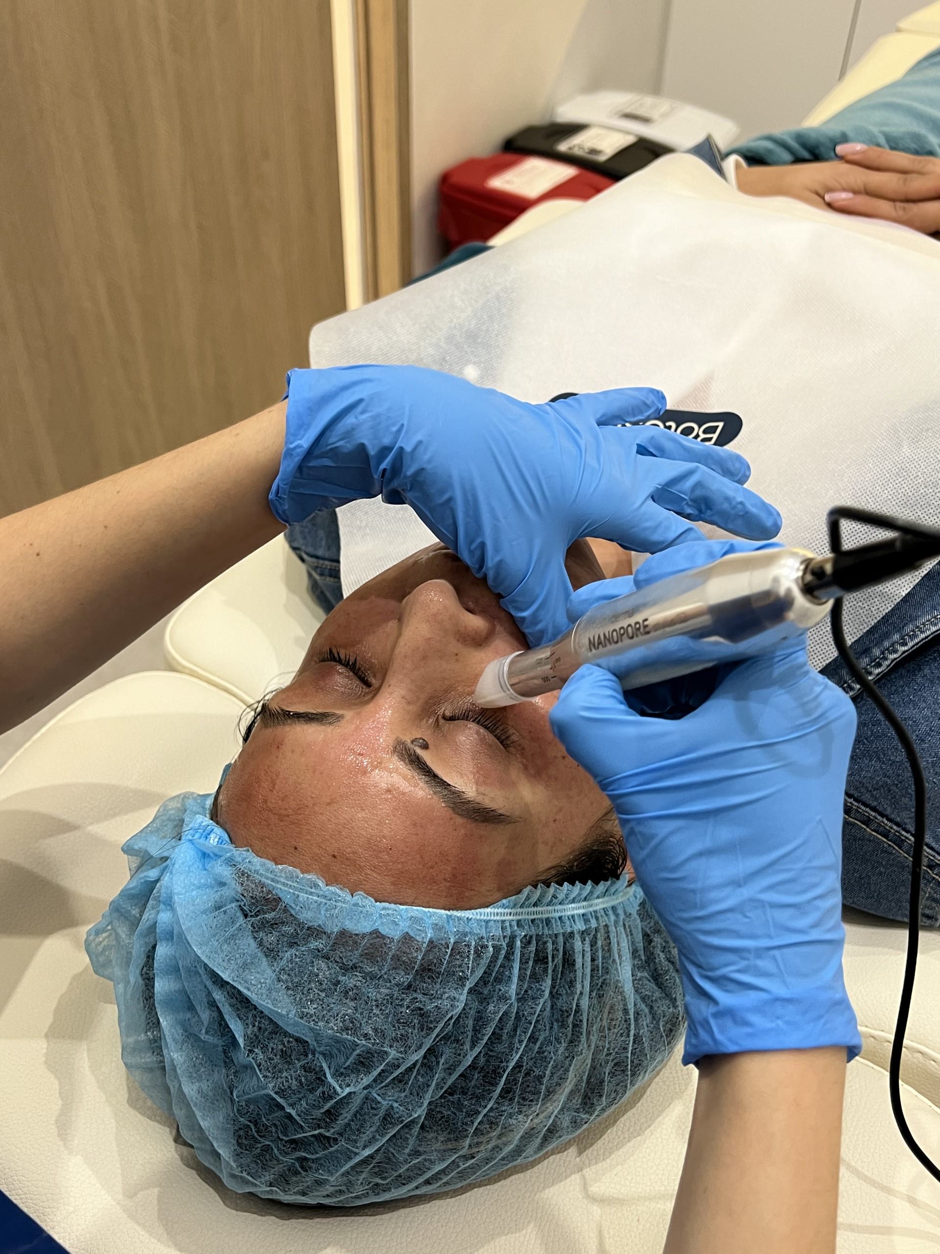 Mujer recibiendo tratamiento para manchas en la piel