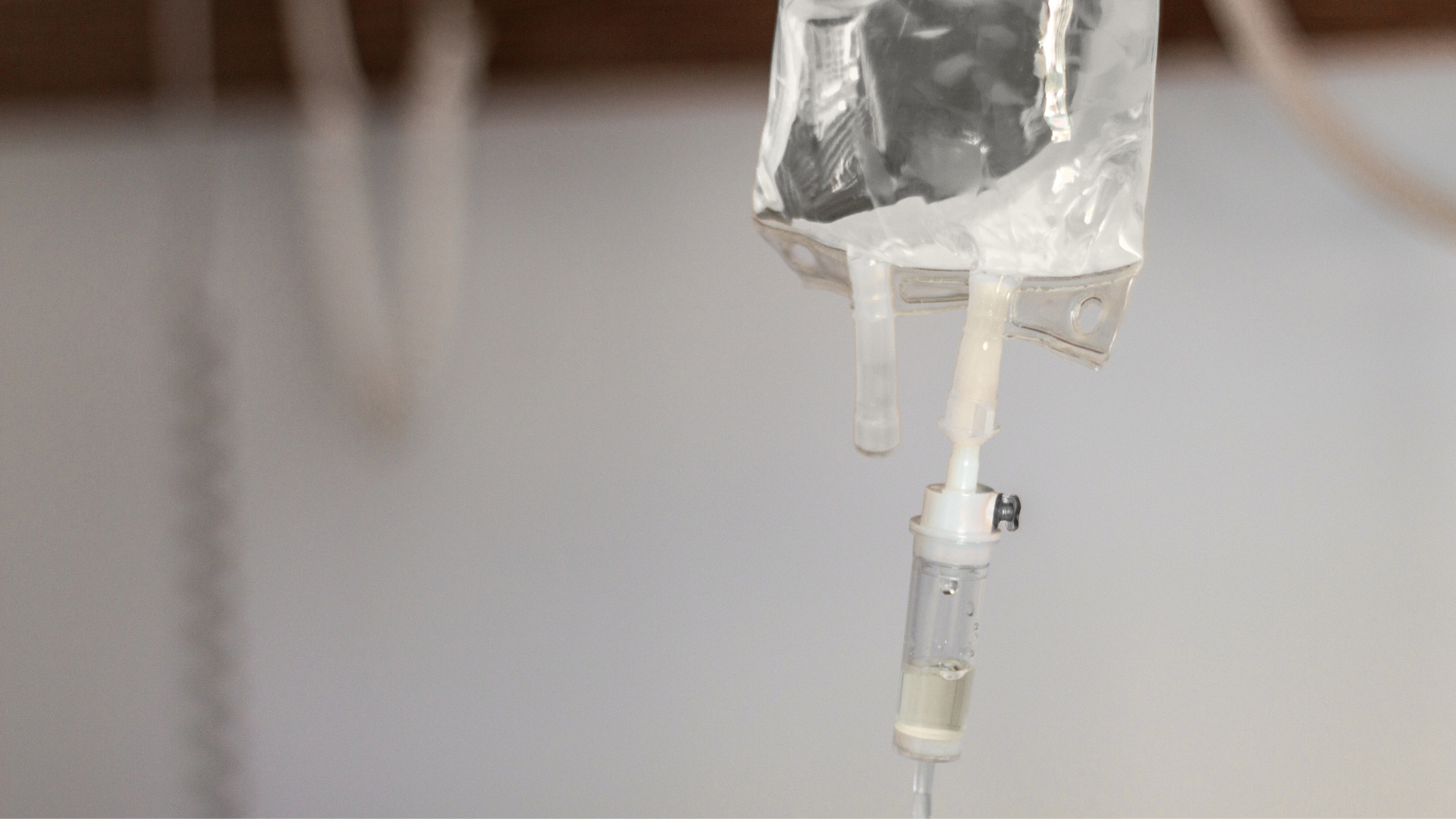 Aplicación de sueroterapia con vitamina C en Bogotá mediante suero intravenoso, tratamiento efectivo para aumentar energía, reforzar el sistema inmune y rejuvenecer la piel.